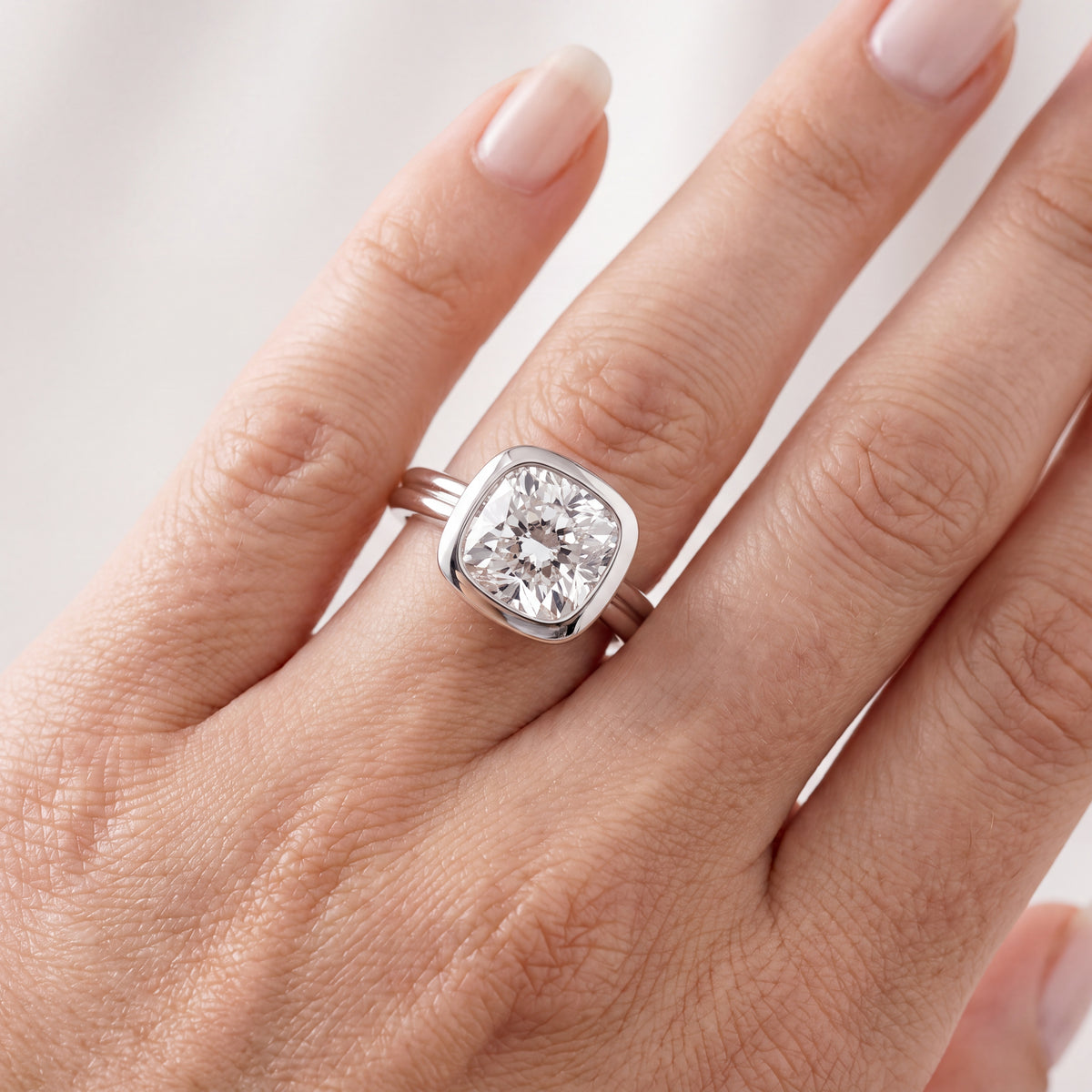 _lifestyle_image@SKU:R9280-LADC02000004W #metal_10k-white-gold+origin_lab-grown+quality_g-si