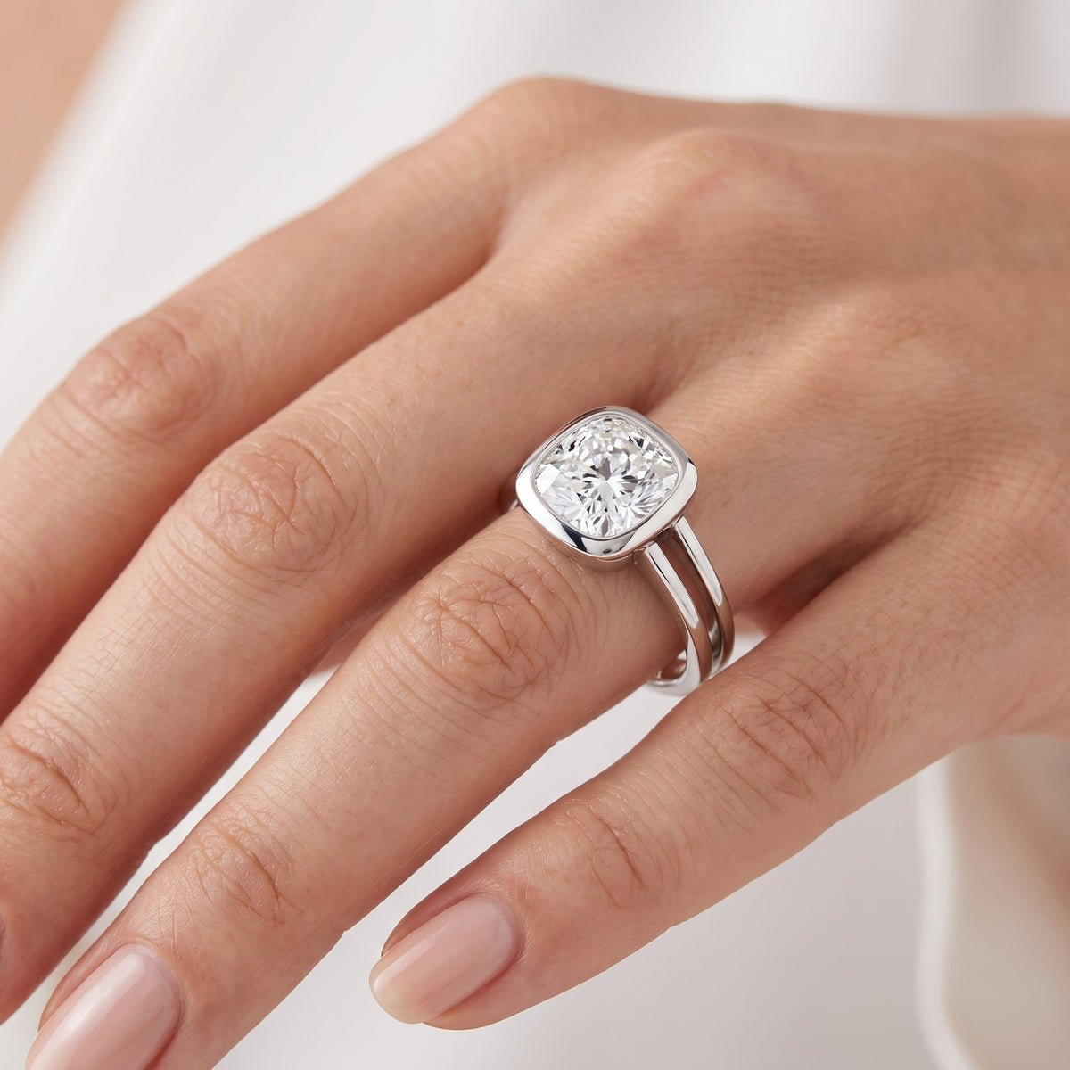 _lifestyle_image@SKU:R9280-LADC03000004W #metal_10k-white-gold+origin_lab-grown+quality_g-si