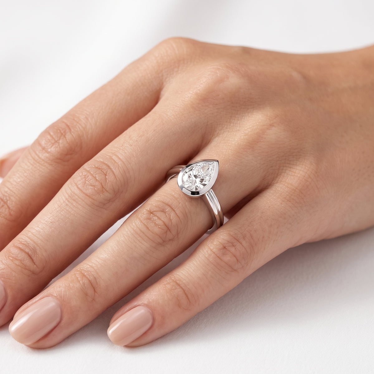 _lifestyle_image@SKU:R9280-LADD01000004W #metal_10k-white-gold+origin_lab-grown+quality_g-si