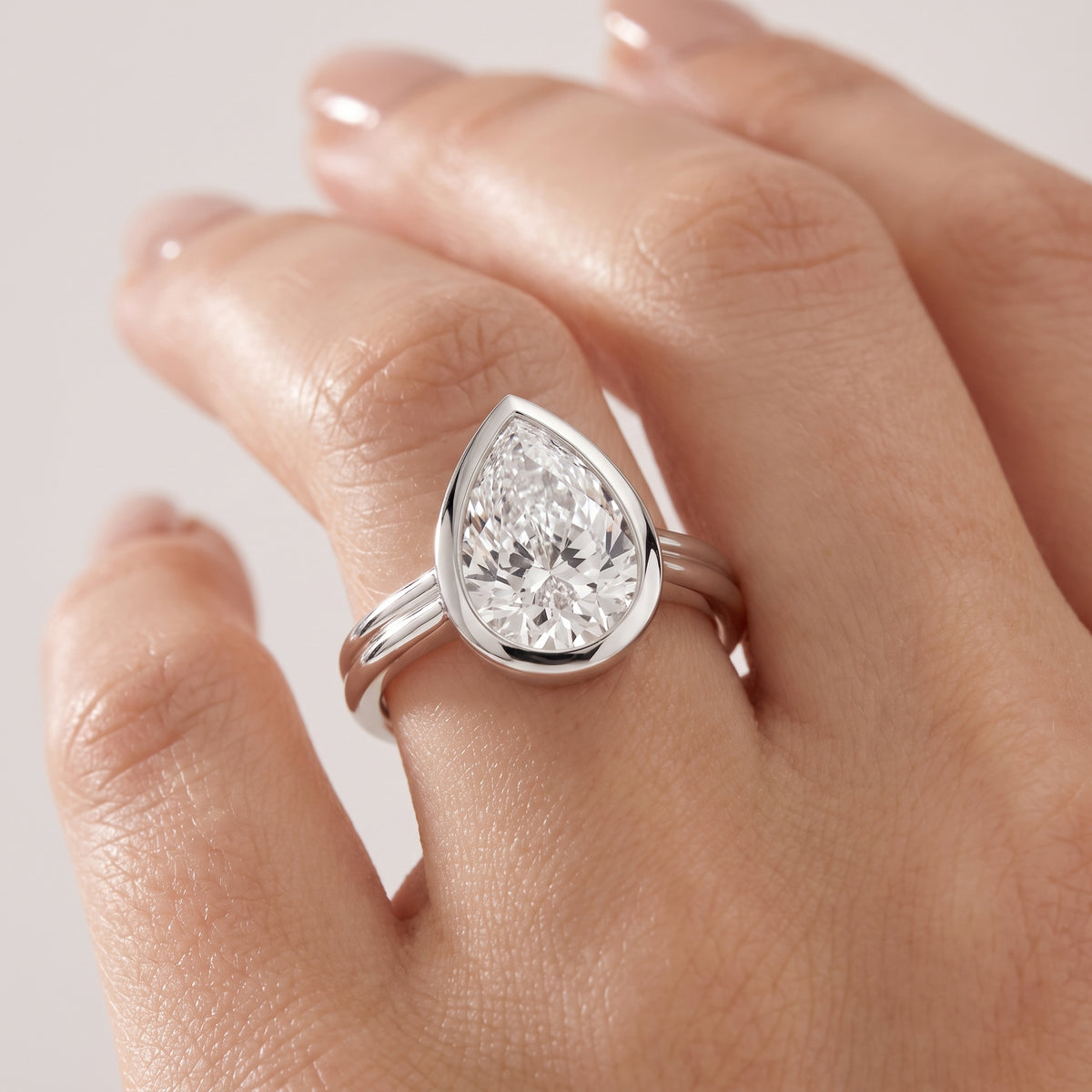 _lifestyle_image@SKU:R9280-LADD02000004W #metal_10k-white-gold+origin_lab-grown+quality_g-si