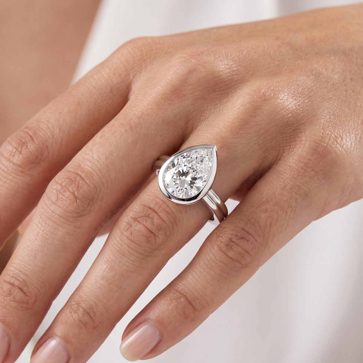 _lifestyle_image@SKU:R9280-LADD03000004W #metal_10k-white-gold+origin_lab-grown+quality_g-si