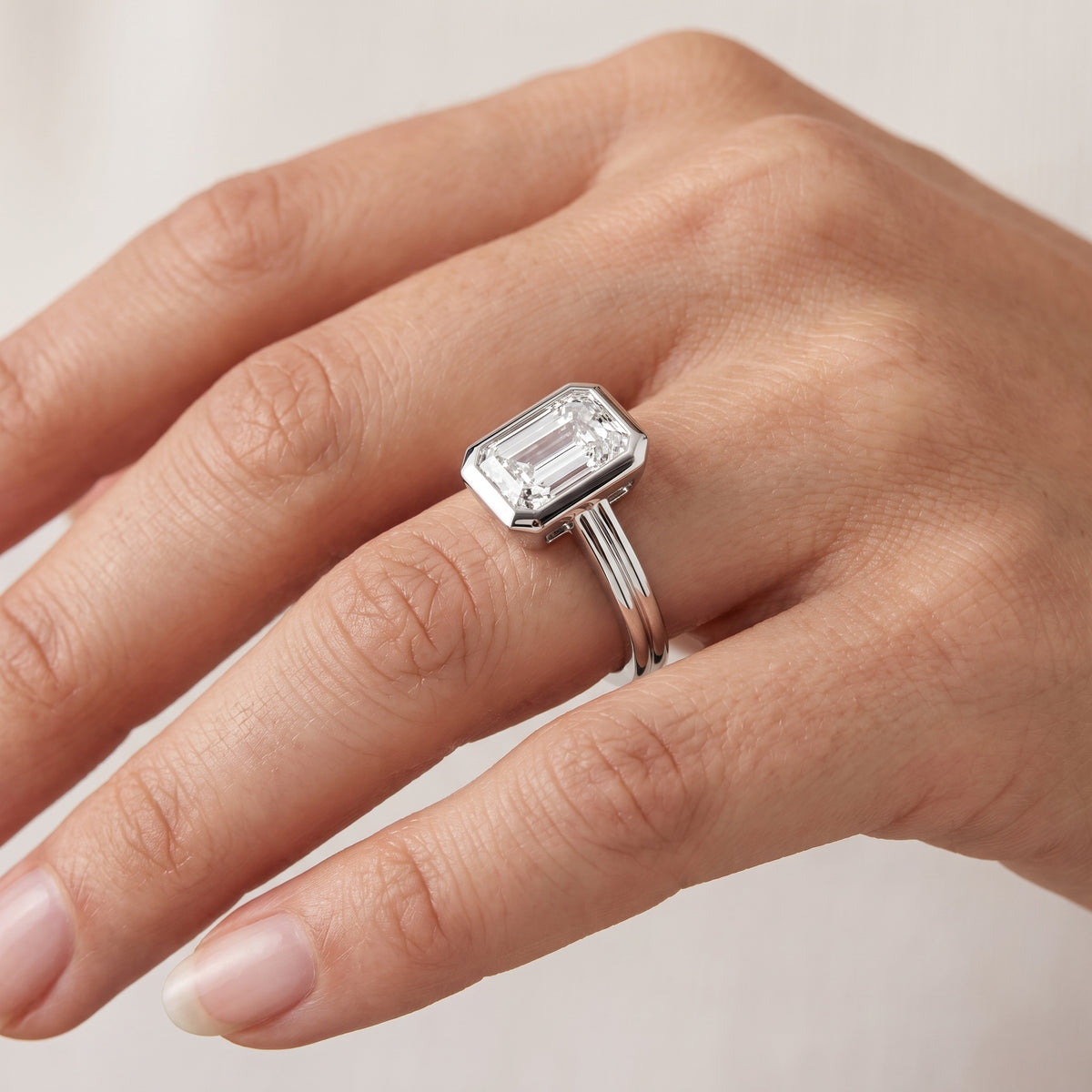 _lifestyle_image@SKU:R9280-LADE02000004W #metal_10k-white-gold+origin_lab-grown+quality_g-si