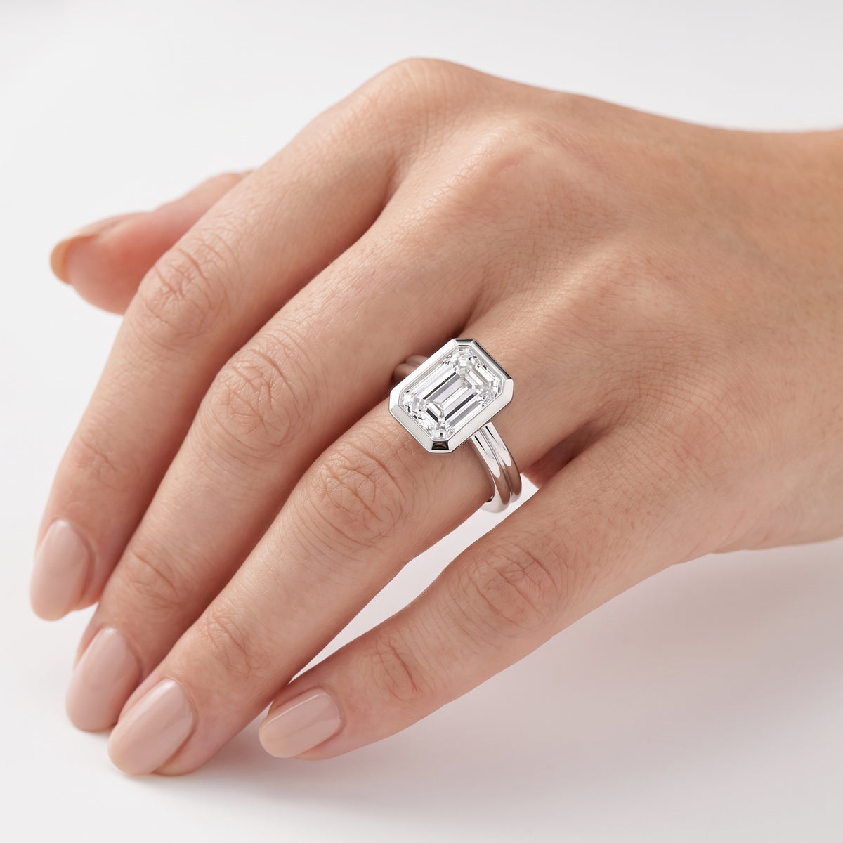 _lifestyle_image@SKU:R9280-LADE03000004W #metal_10k-white-gold+origin_lab-grown+quality_g-si