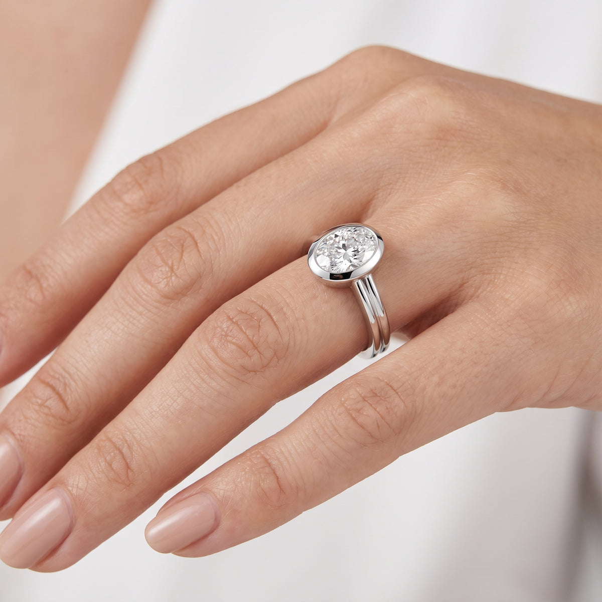_lifestyle_image@SKU:R9280-LADO01000004W #metal_10k-white-gold+origin_lab-grown+quality_g-si