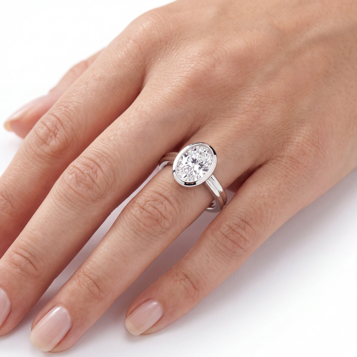 _lifestyle_image@SKU:R9280-LADO02000004W #metal_10k-white-gold+origin_lab-grown+quality_g-si