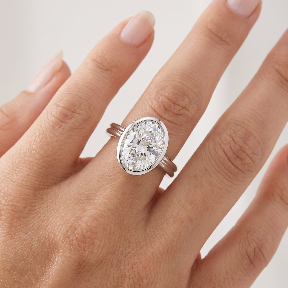 _lifestyle_image@SKU:R9280-LADO03000004W #metal_10k-white-gold+origin_lab-grown+quality_g-si