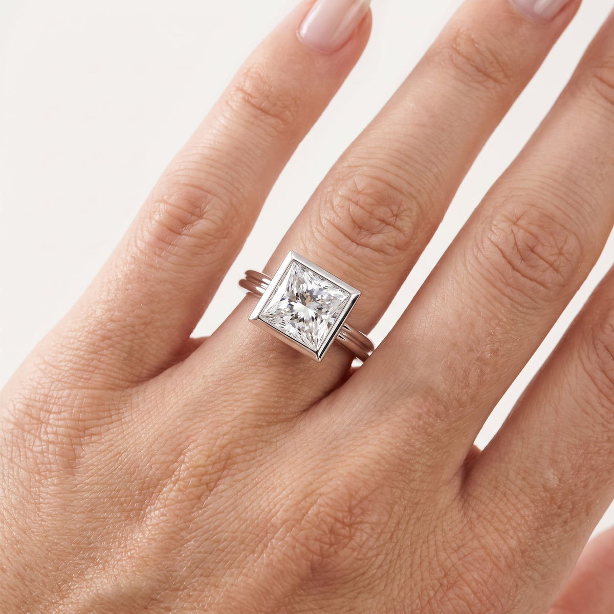 _lifestyle_image@SKU:R9280-LADP02000004W #metal_10k-white-gold+origin_lab-grown+quality_g-si