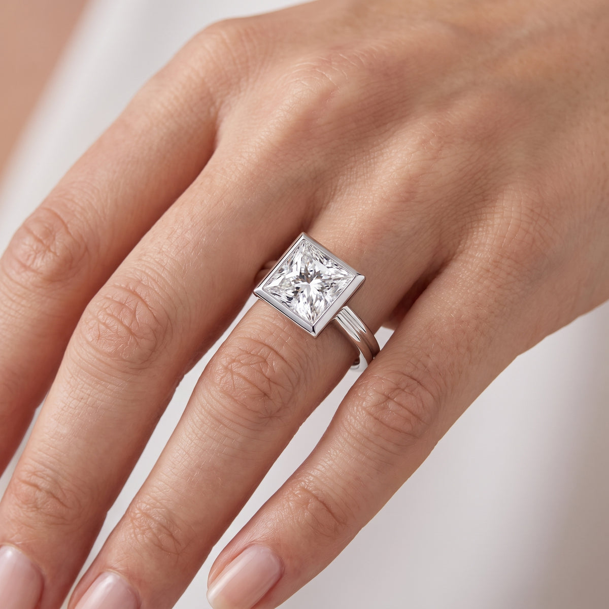 _lifestyle_image@SKU:R9280-LADP03000004W #metal_10k-white-gold+origin_lab-grown+quality_g-si