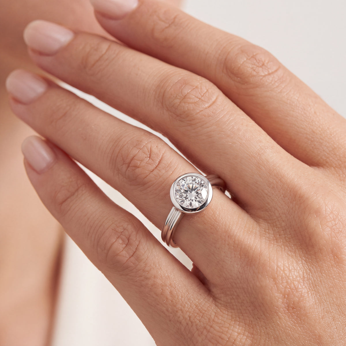 _lifestyle_image@SKU:R9280-LADR01000004W #metal_10k-white-gold+origin_lab-grown+quality_g-si