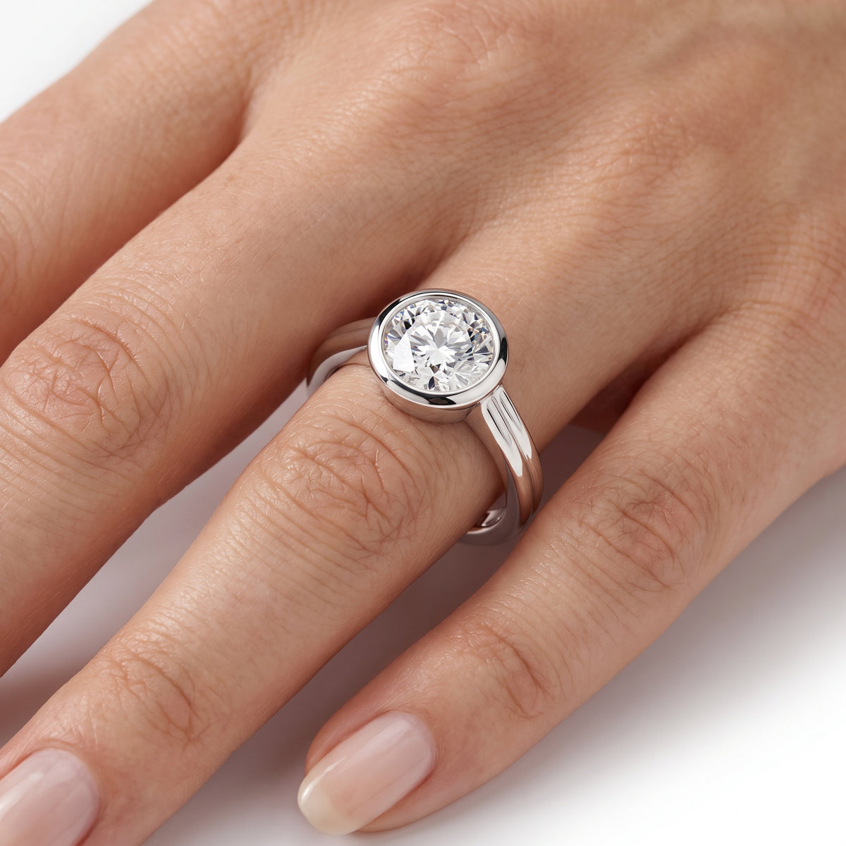_lifestyle_image@SKU:R9280-LADR02000004W #metal_10k-white-gold+origin_lab-grown+quality_g-si