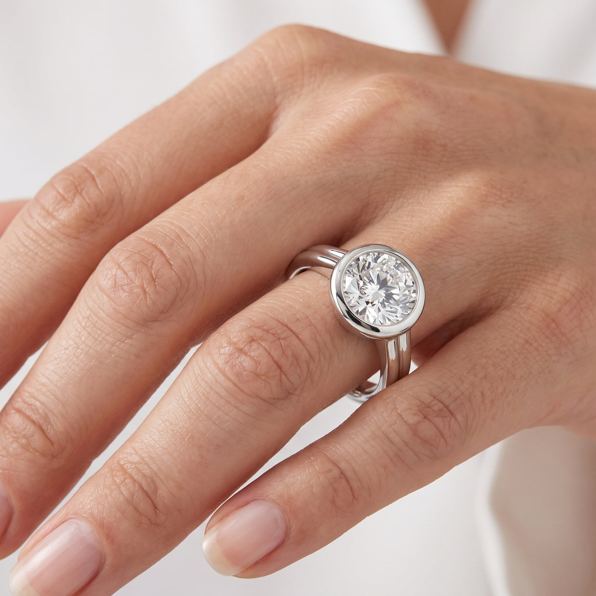 _lifestyle_image@SKU:R9280-LADR03000004W #metal_10k-white-gold+origin_lab-grown+quality_g-si
