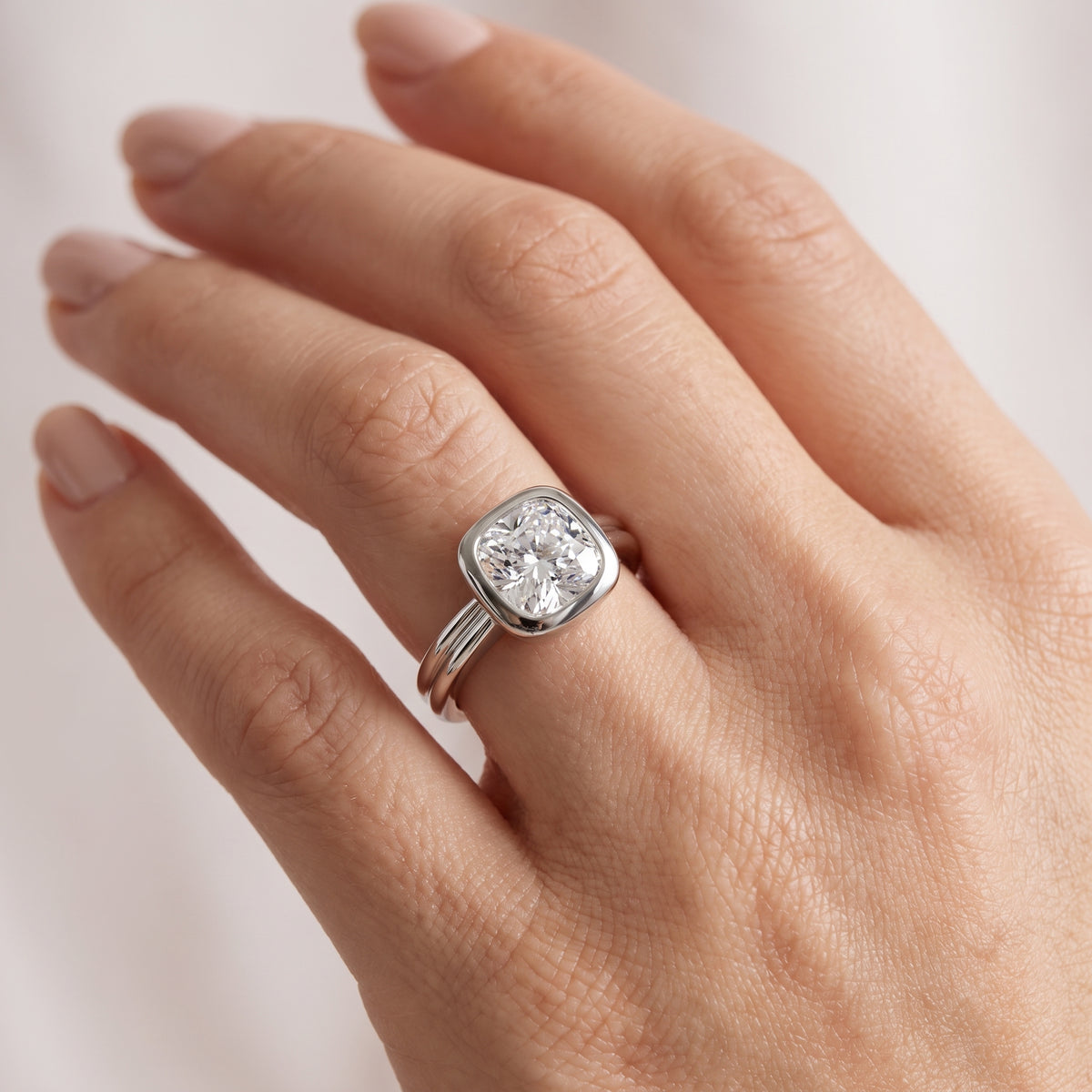 _lifestyle_image@SKU:R9280-NADC0200000PL #metal_platinum+origin_lab-grown+quality_ef-vs2+
