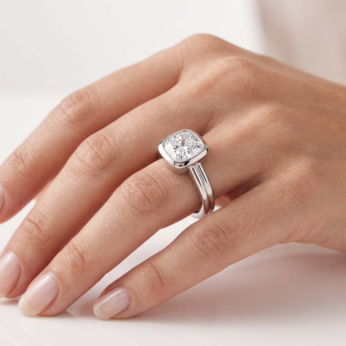 _lifestyle_image@SKU:R9280-NADC0300000PL #metal_platinum+origin_lab-grown+quality_ef-vs2+