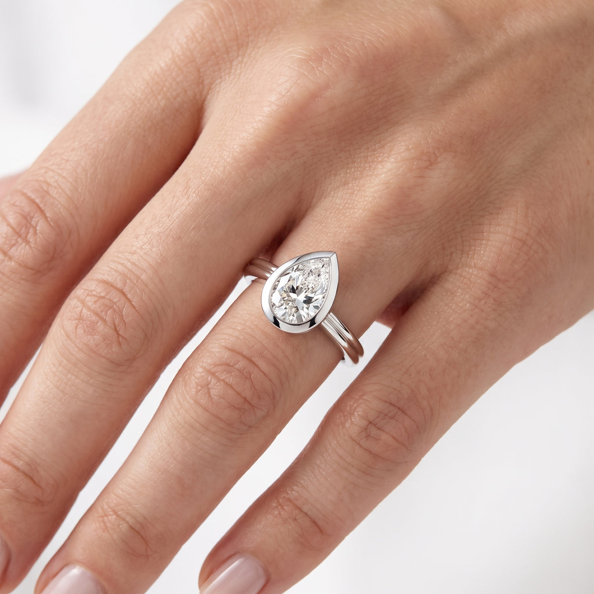 _lifestyle_image@SKU:R9280-NADD01000004W #metal_14k-white-gold+origin_lab-grown+quality_ef-vs2+