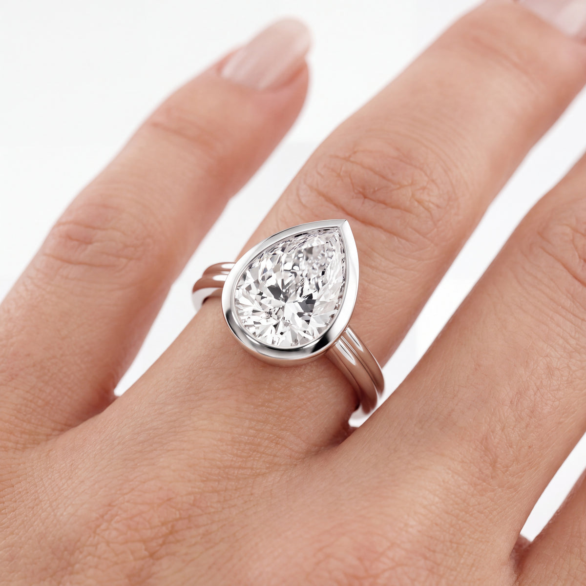 _lifestyle_image@SKU:R9280-NADD02000004W #metal_14k-white-gold+origin_lab-grown+quality_ef-vs2+