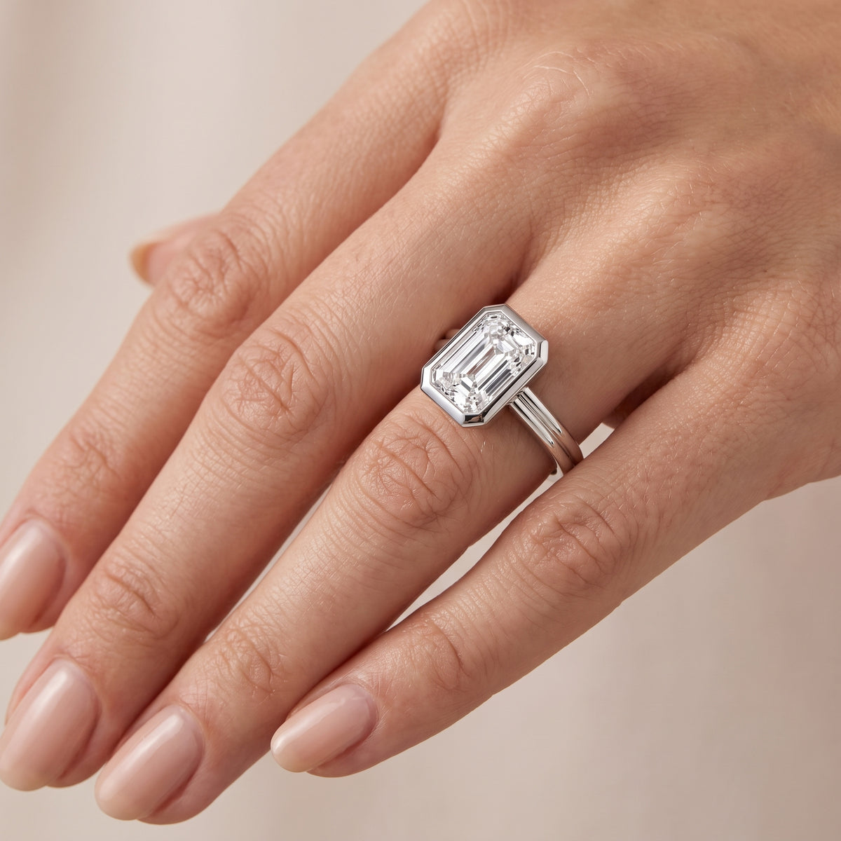 _lifestyle_image@SKU:R9280-NADE03000004W #metal_14k-white-gold+origin_lab-grown+quality_ef-vs2+