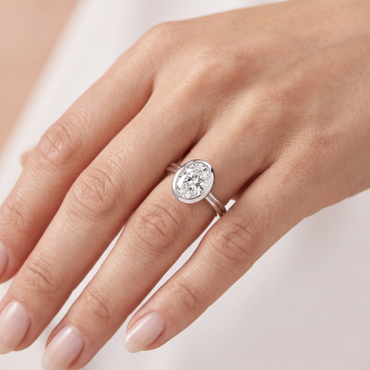 _lifestyle_image@SKU:R9280-NADO01000004W #metal_14k-white-gold+origin_lab-grown+quality_ef-vs2+