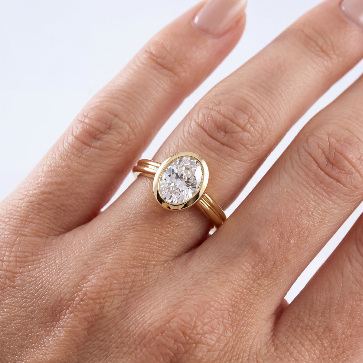 _lifestyle_image@SKU:R9280-LADO01000004Y #metal_10k-yellow-gold+origin_lab-grown+quality_g-si