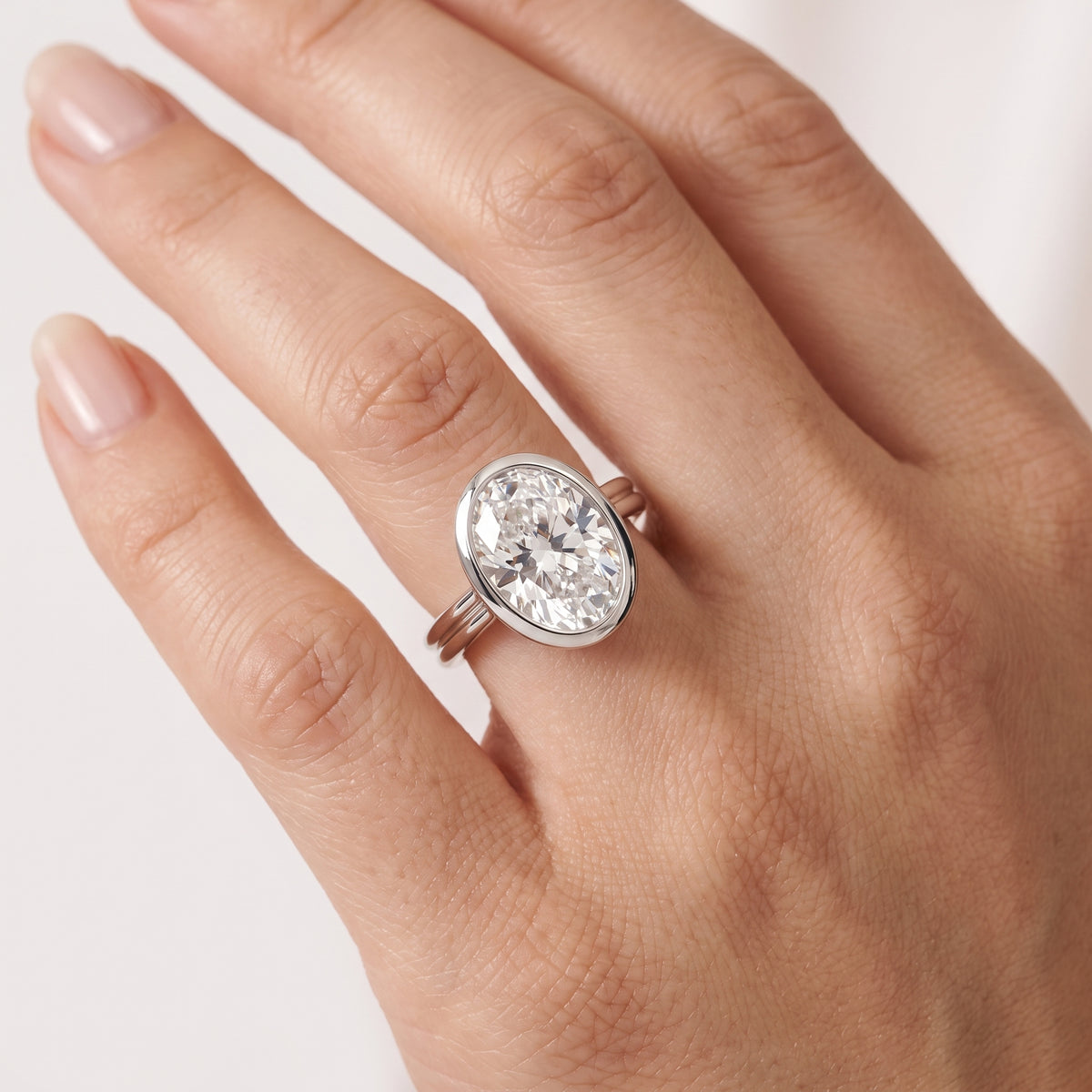 _lifestyle_image@SKU:R9280-NADO03000004W #metal_14k-white-gold+origin_lab-grown+quality_ef-vs2+
