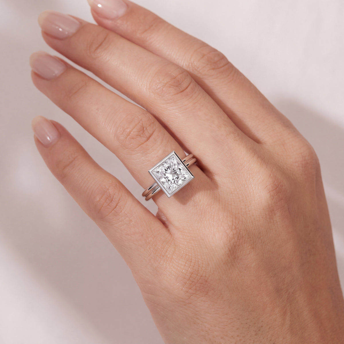 _lifestyle_image@SKU:R9280-NADP02000004W #metal_14k-white-gold+origin_lab-grown+quality_ef-vs2+