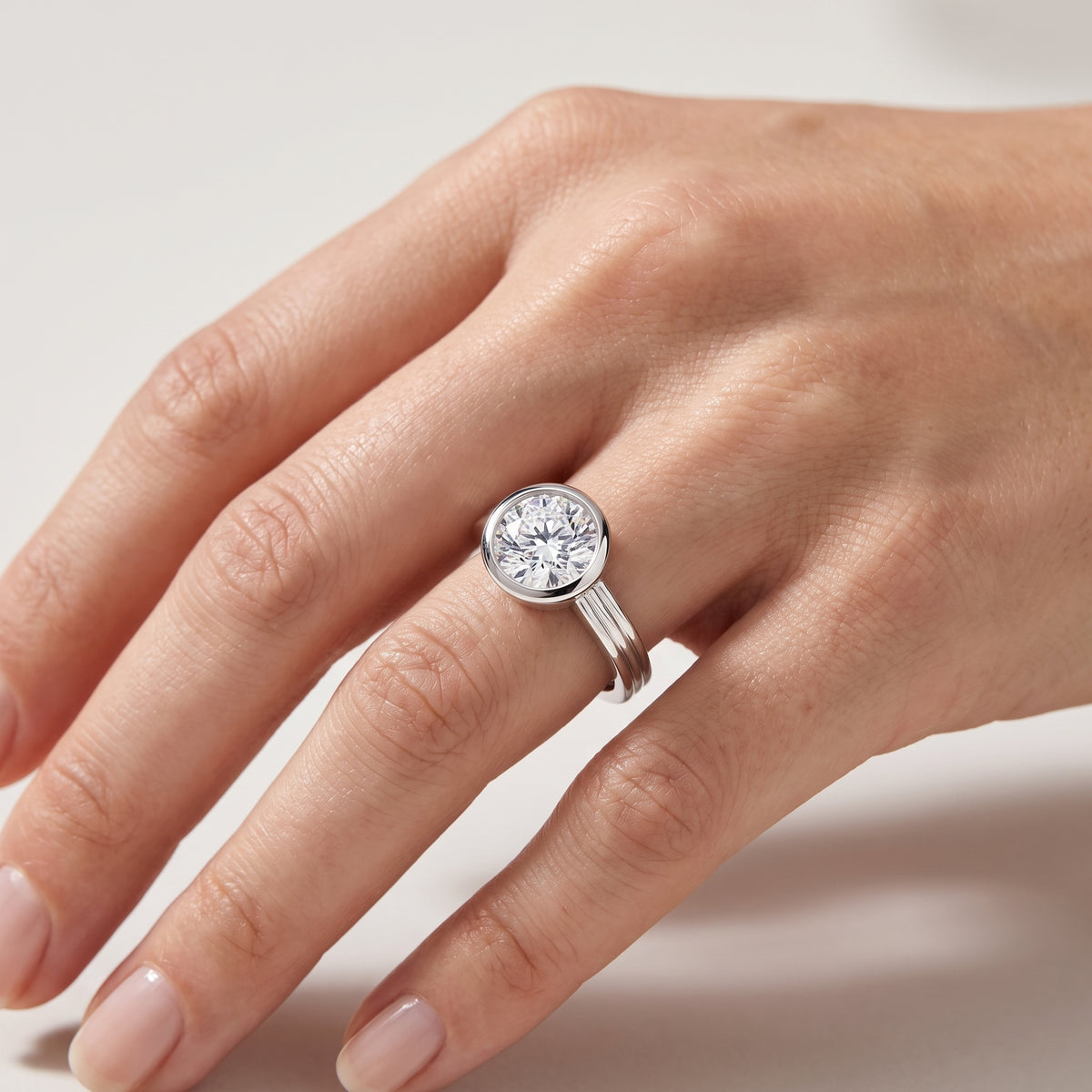 _lifestyle_image@SKU:R9280-NADR02000004W #metal_14k-white-gold+origin_lab-grown+quality_ef-vs2+