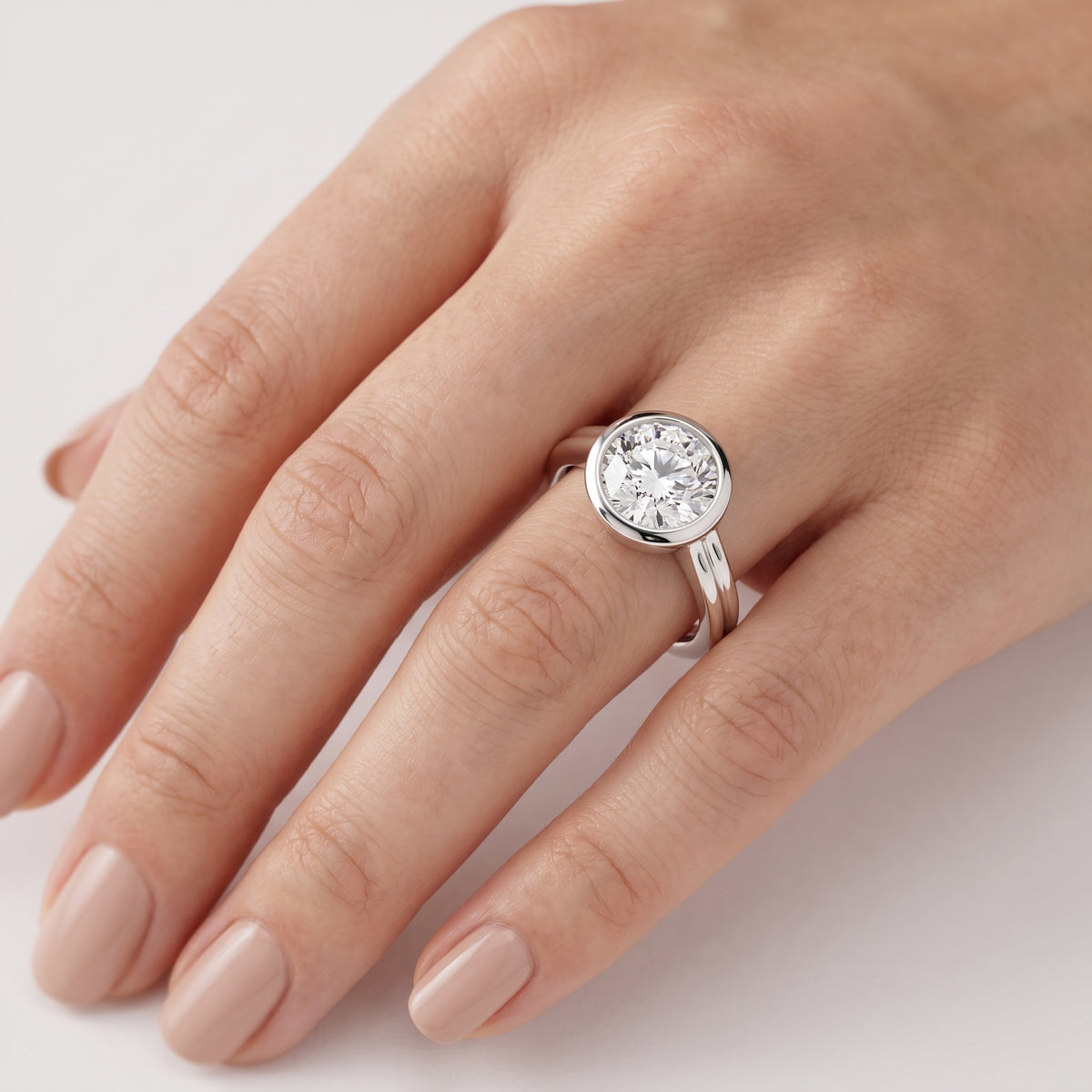 _lifestyle_image@SKU:R9280-NADR03000004W #metal_14k-white-gold+origin_lab-grown+quality_ef-vs2+