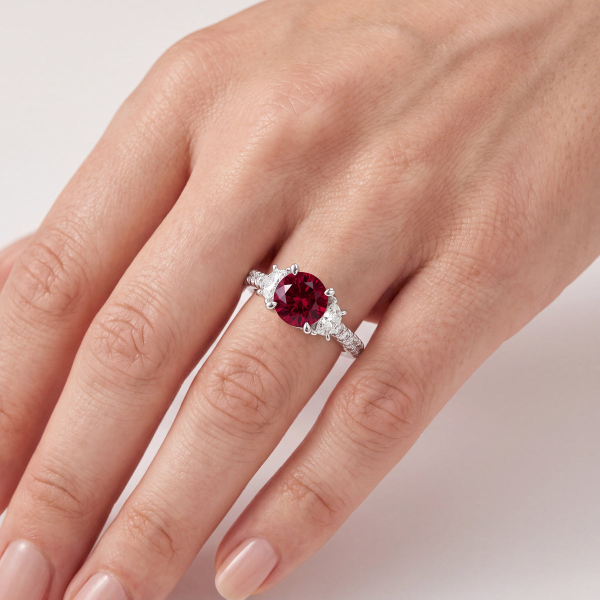 _lifestyle_image@SKU:RG001-LCRR01000004W #metal_10k-white-gold+origin_lab-created