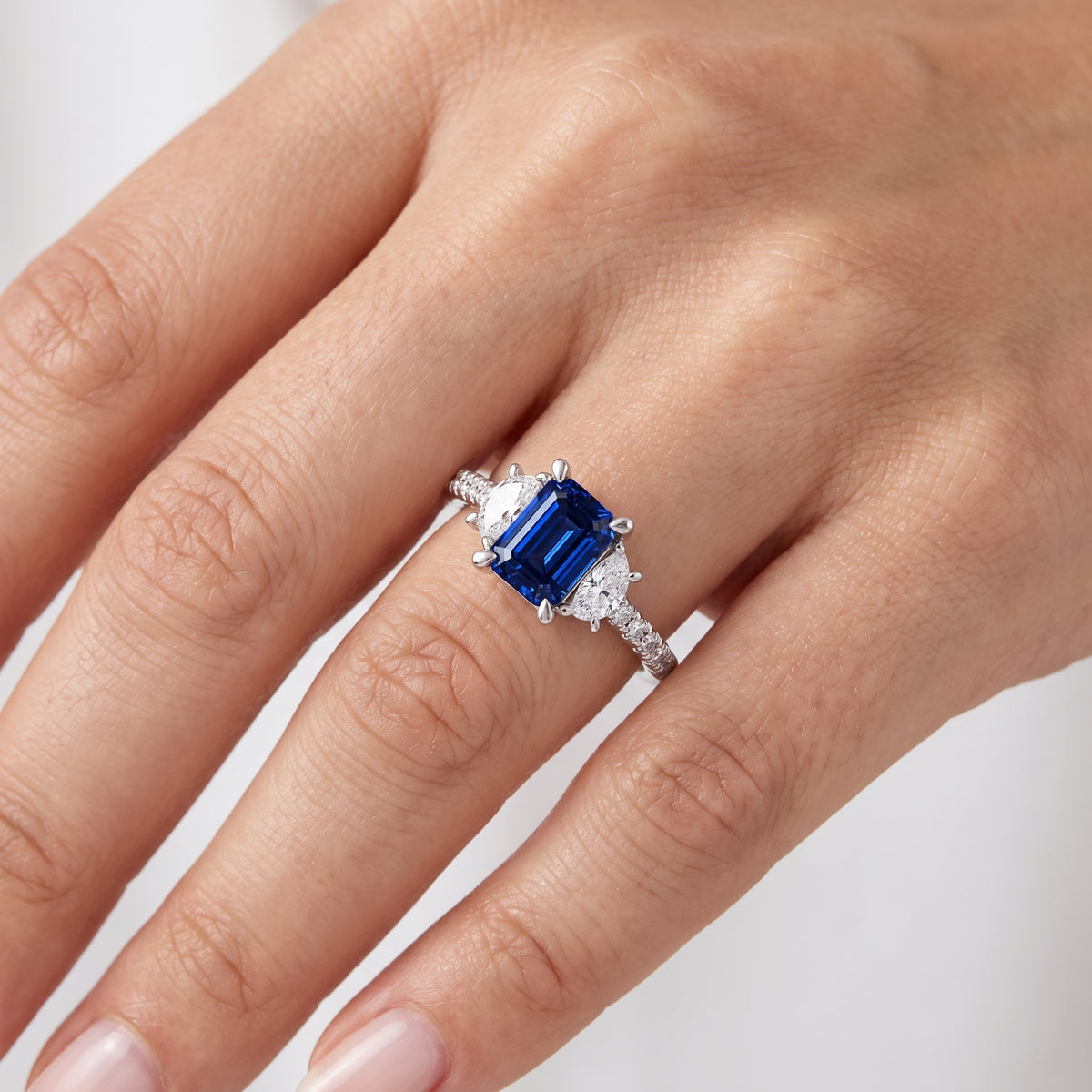 _lifestyle_image@SKU:RG001-LCSE01000004W #metal_10k-white-gold+origin_lab-created
