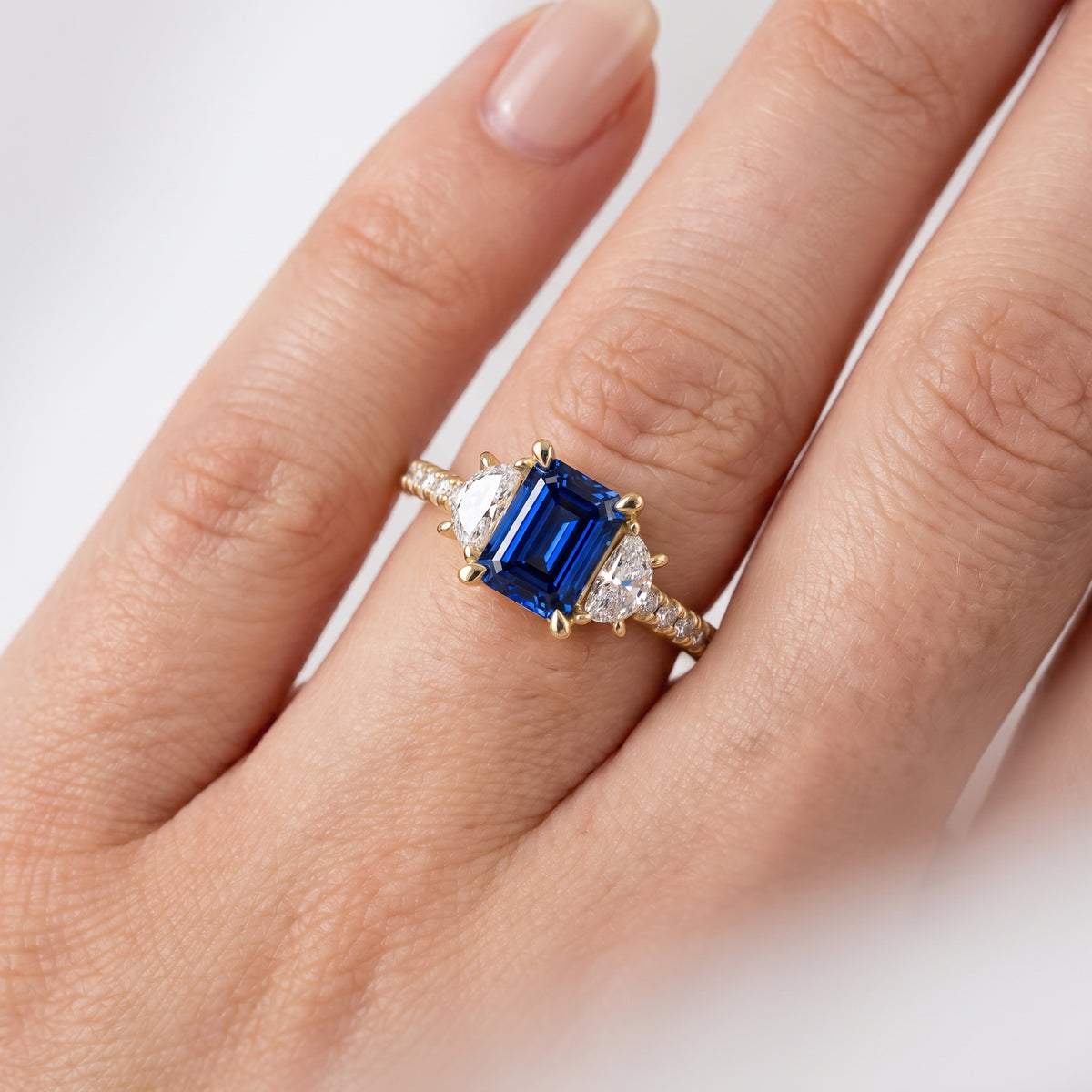 _lifestyle_image@SKU:RG001-LCSE01000004Y #metal_10k-yellow-gold+origin_lab-created