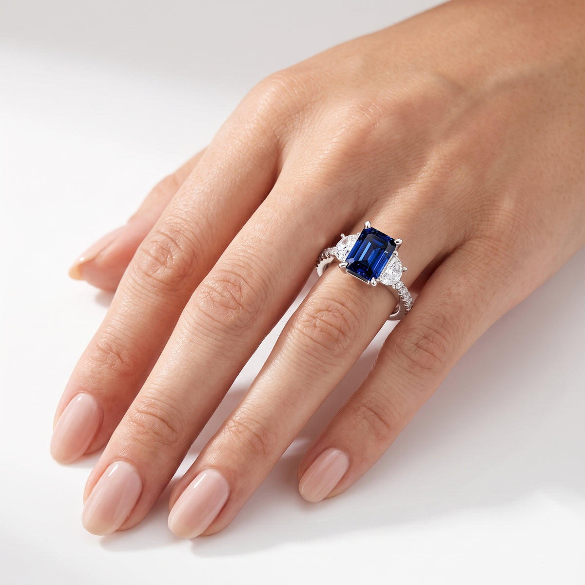 _lifestyle_image@SKU:RG001-LCSE02000004W #metal_10k-white-gold+origin_lab-created