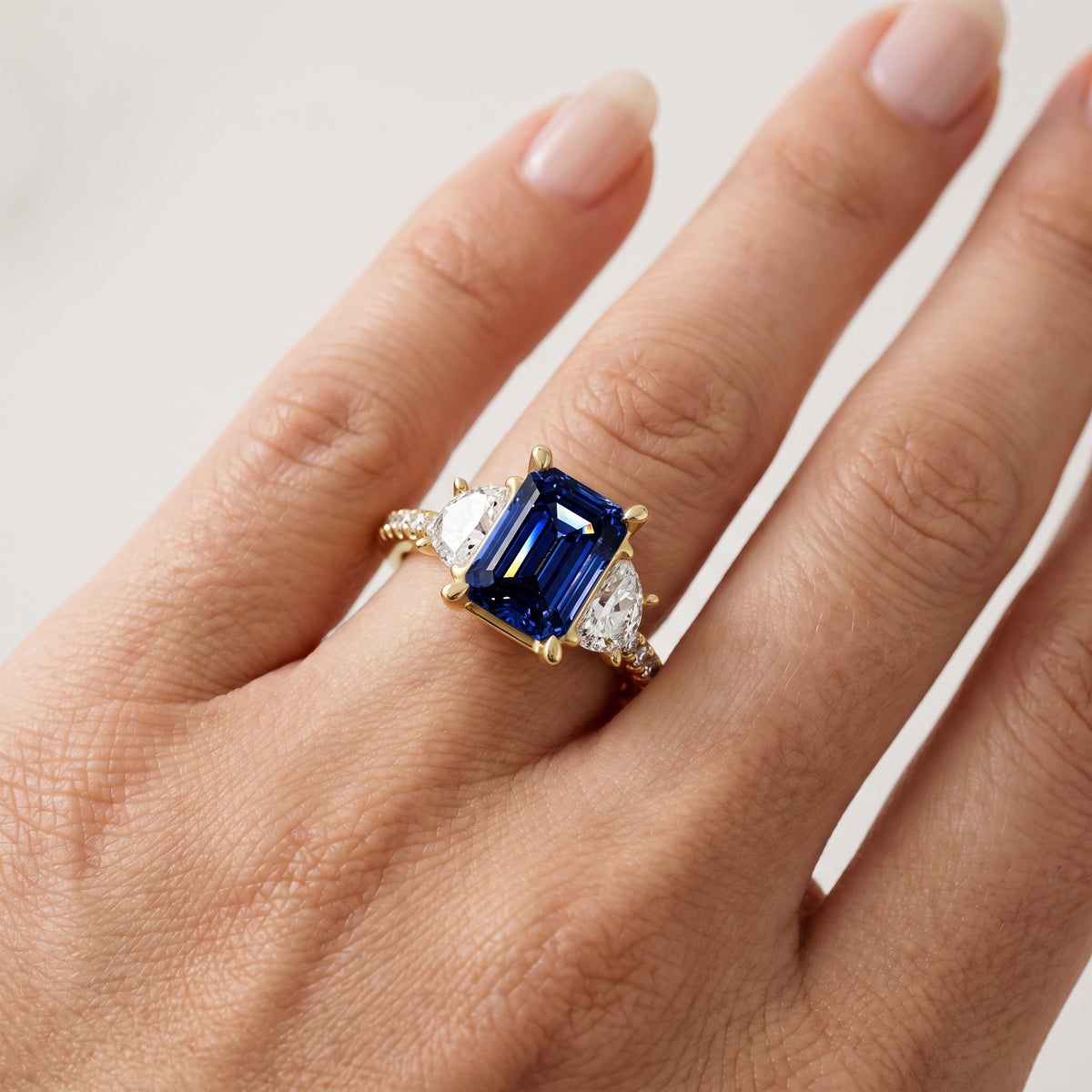 _lifestyle_image@SKU:RG001-NCSE02000004Y #metal_14k-yellow-gold+origin_lab-created