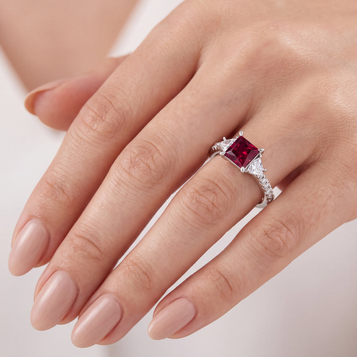 _lifestyle_image@SKU:RG002-LCRP01000004W #metal_10k-white-gold+origin_lab-created+