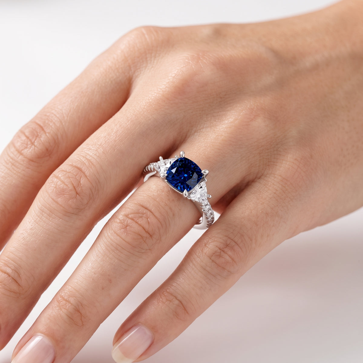 _lifestyle_image@SKU:RG002-LCSC01000004W #metal_14k-white-gold+origin_lab-created