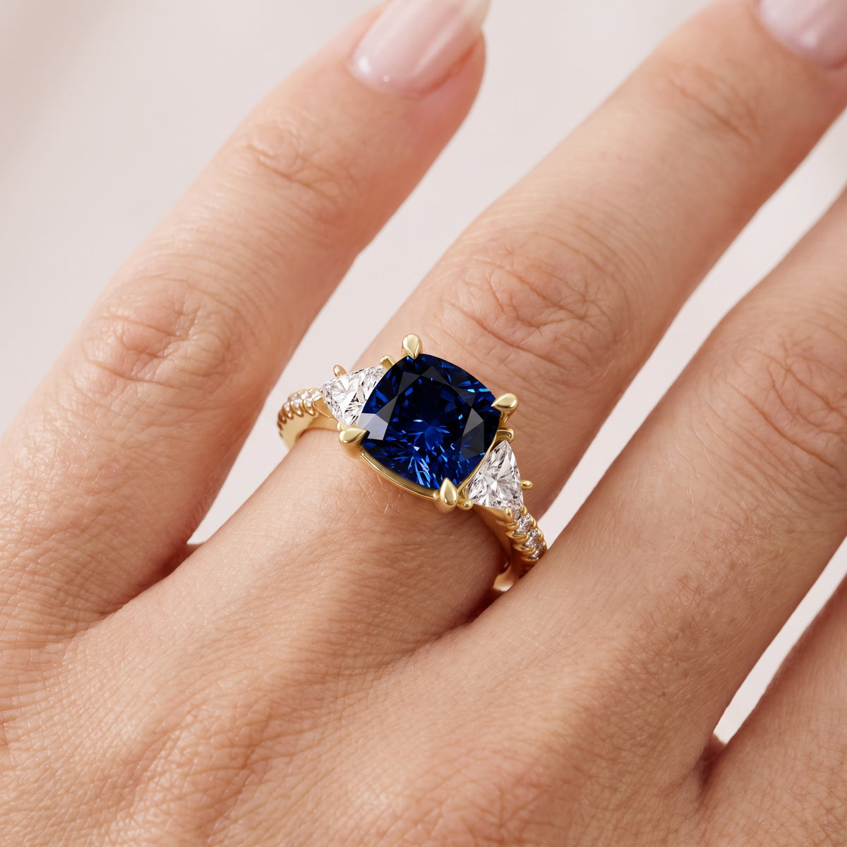 _lifestyle_image@SKU:RG002-LCSC02000004Y #metal_14k-yellow-gold+origin_lab-created