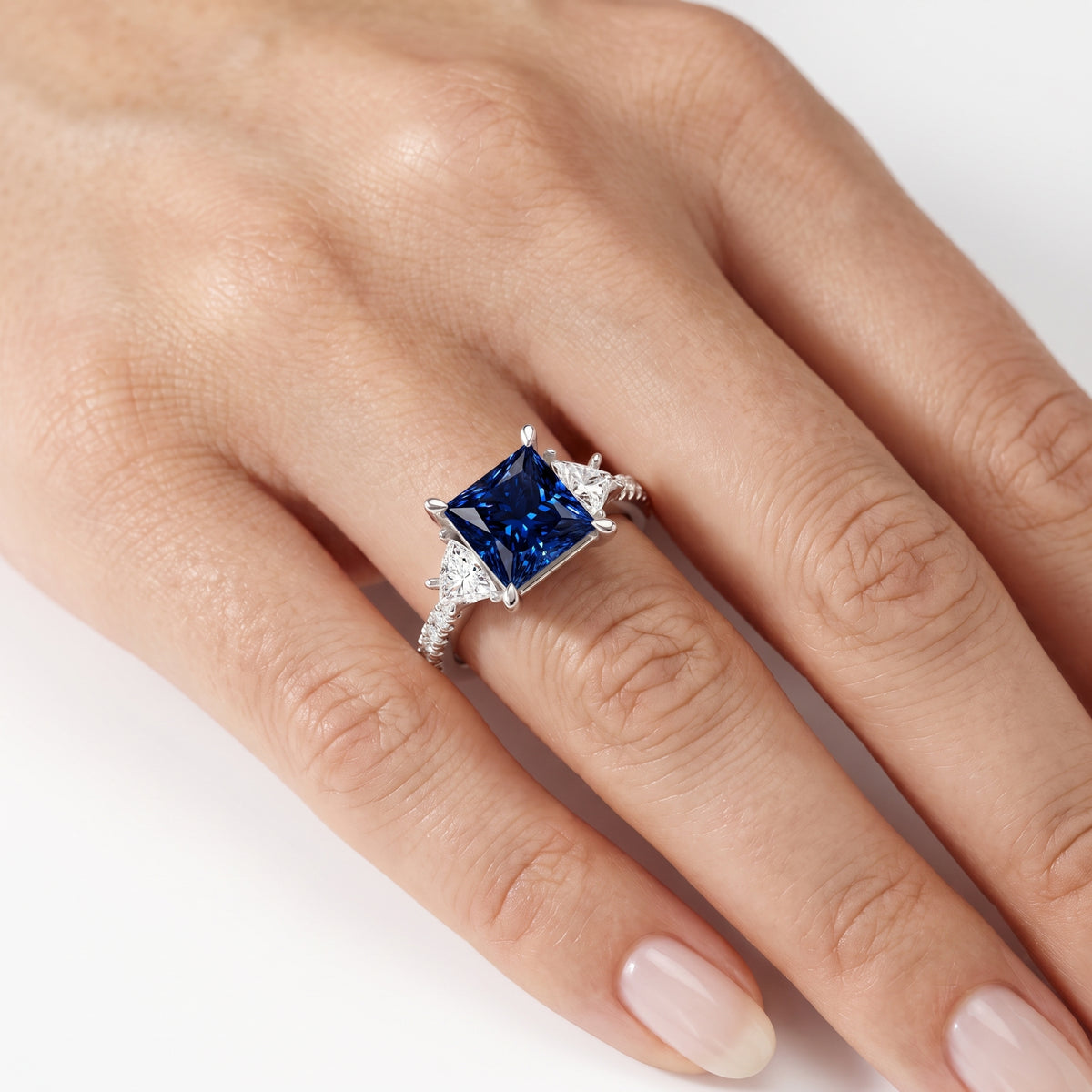 _lifestyle_image@SKU:RG002-LCSP02000004W #metal_10k-white-gold+origin_lab-created+