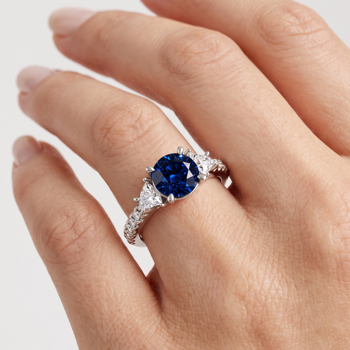 _lifestyle_image@SKU:RG002-LCSR01000004W #metal_10k-white-gold+origin_lab-created