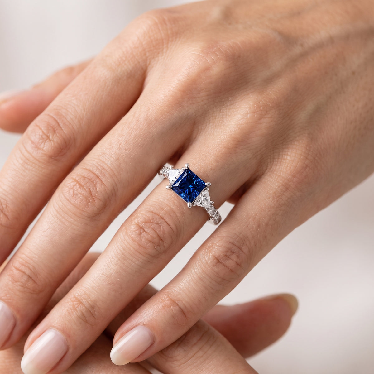 _lifestyle_image@SKU:RG002-NCSP01000004W #metal_14k-white-gold+origin_lab-created