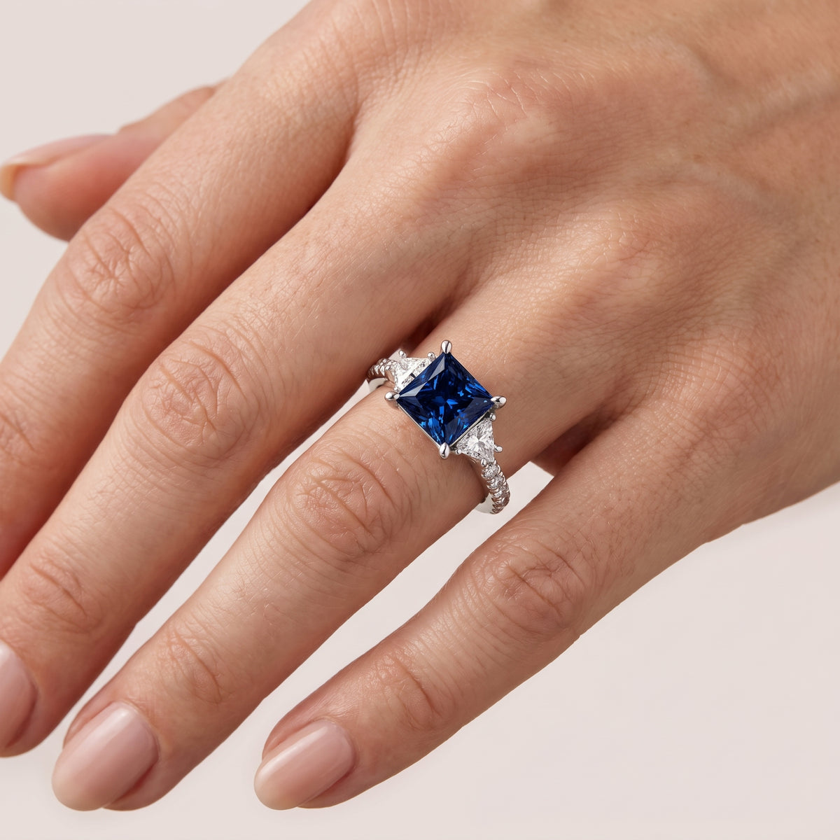 _lifestyle_image@SKU:RG002-NCSP02000004W #metal_14k-white-gold+origin_lab-created