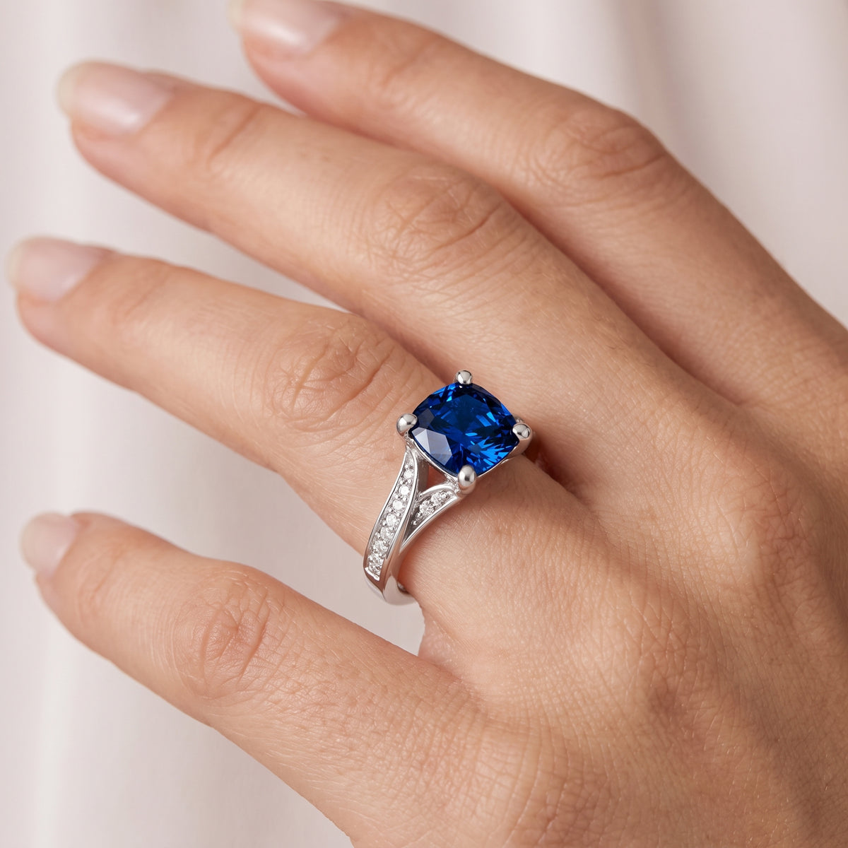 _lifestyle_image@SKU:RG027-LCSC01000004W #metal_10k-white-gold+origin_lab-created