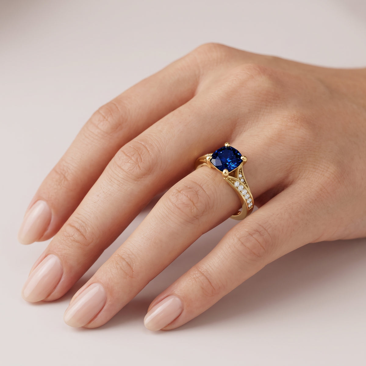 _lifestyle_image@SKU:RG027-LCSC01000004Y #metal_10k-yellow-gold+origin_lab-created