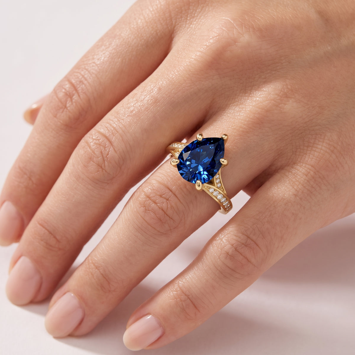 _lifestyle_image@SKU:RG027-LCSD03000004Y #metal_10k-yellow-gold+origin_lab-created
