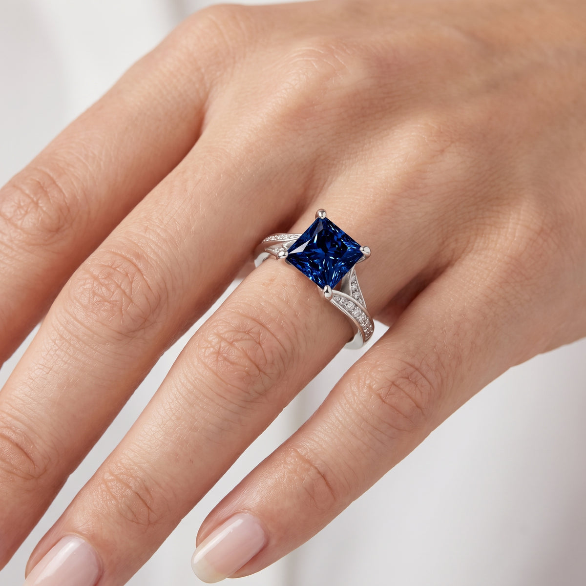 _lifestyle_image@SKU:RG027-LCSP02000004W #metal_10k-white-gold+origin_lab-created