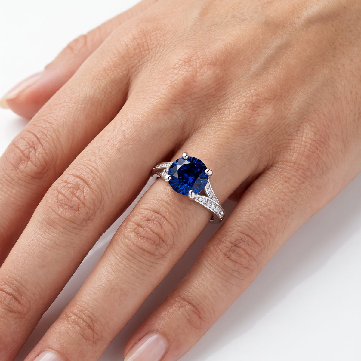 _lifestyle_image@SKU:RG027-LCSR02000004W #metal_10k-white-gold+origin_lab-created