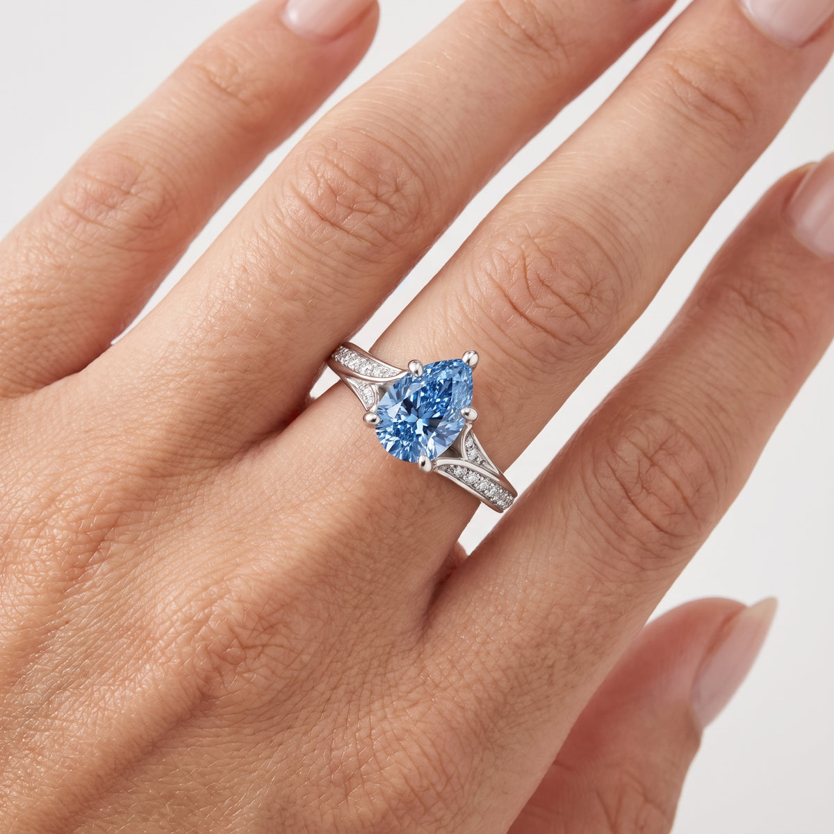 _lifestyle_image@SKU:RG027-LCQD01000004W #metal_10k-white-gold+origin_lab-created