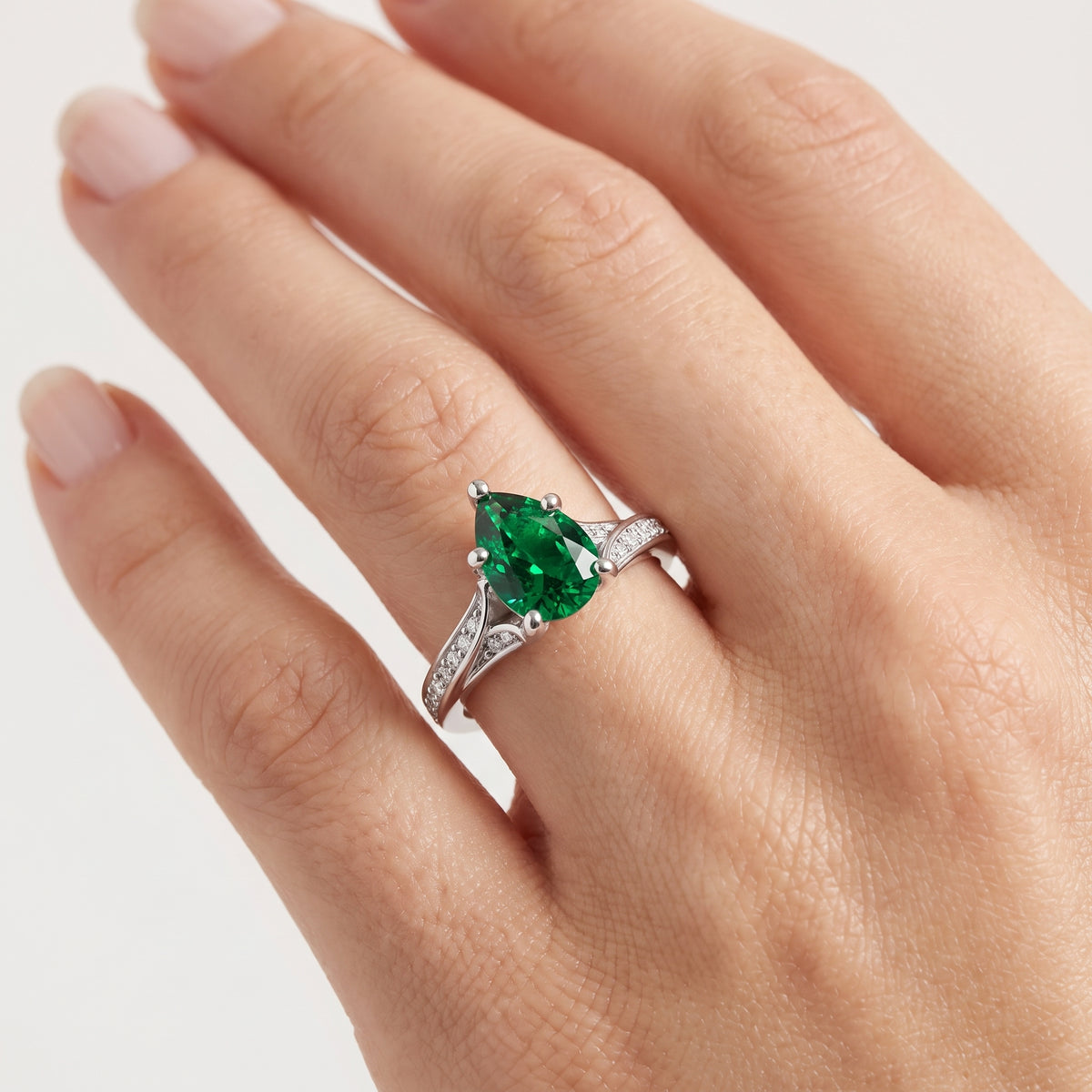 _lifestyle_image@SKU:RG027-LCED01000004W #metal_10k-white-gold+origin_lab-created