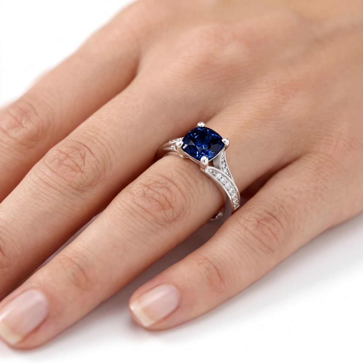 _lifestyle_image@SKU:RG027-NCSC01000004W #metal_14k-white-gold+origin_lab-created