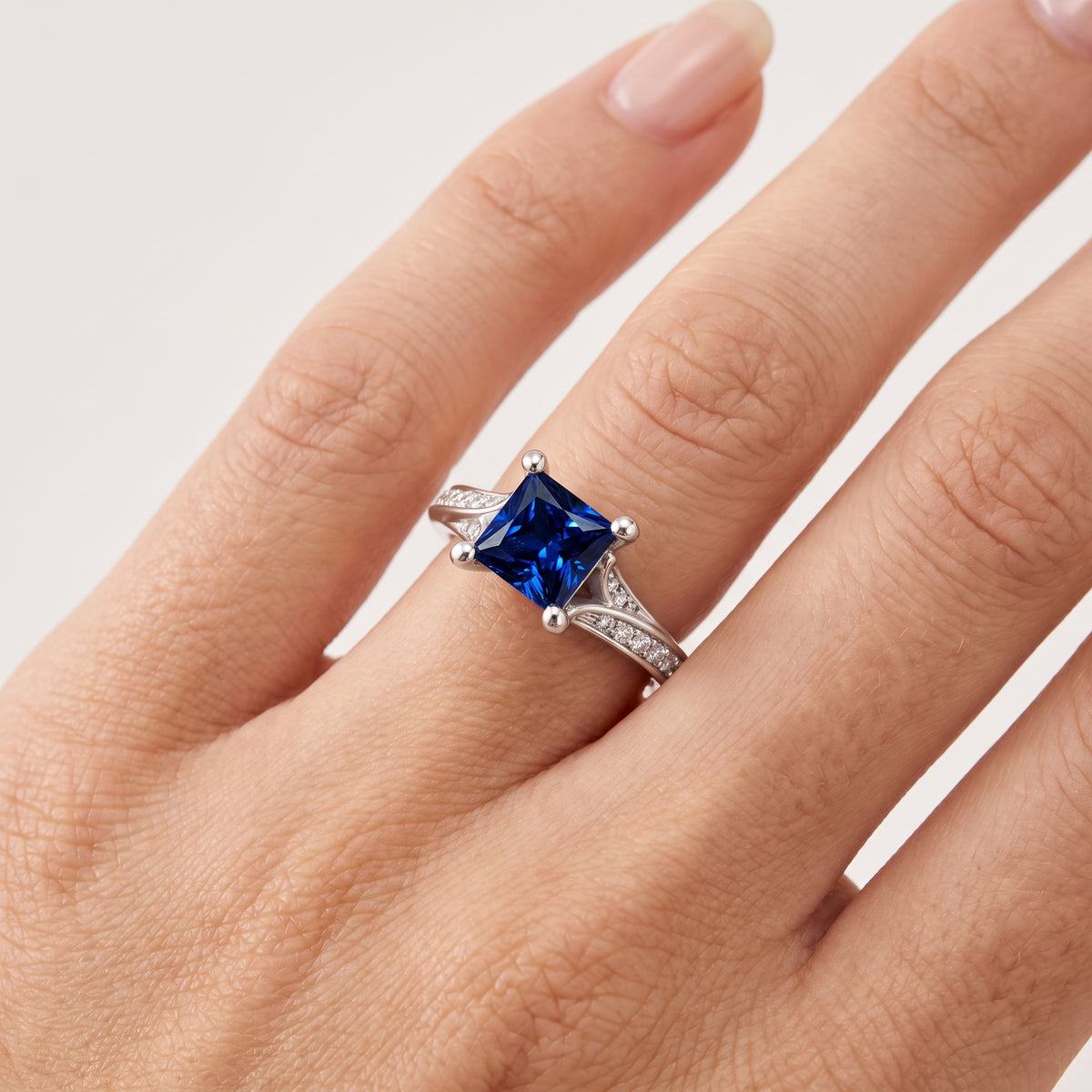 _lifestyle_image@SKU:RG027-NCSP01000004W #metal_14k-white-gold+origin_lab-created