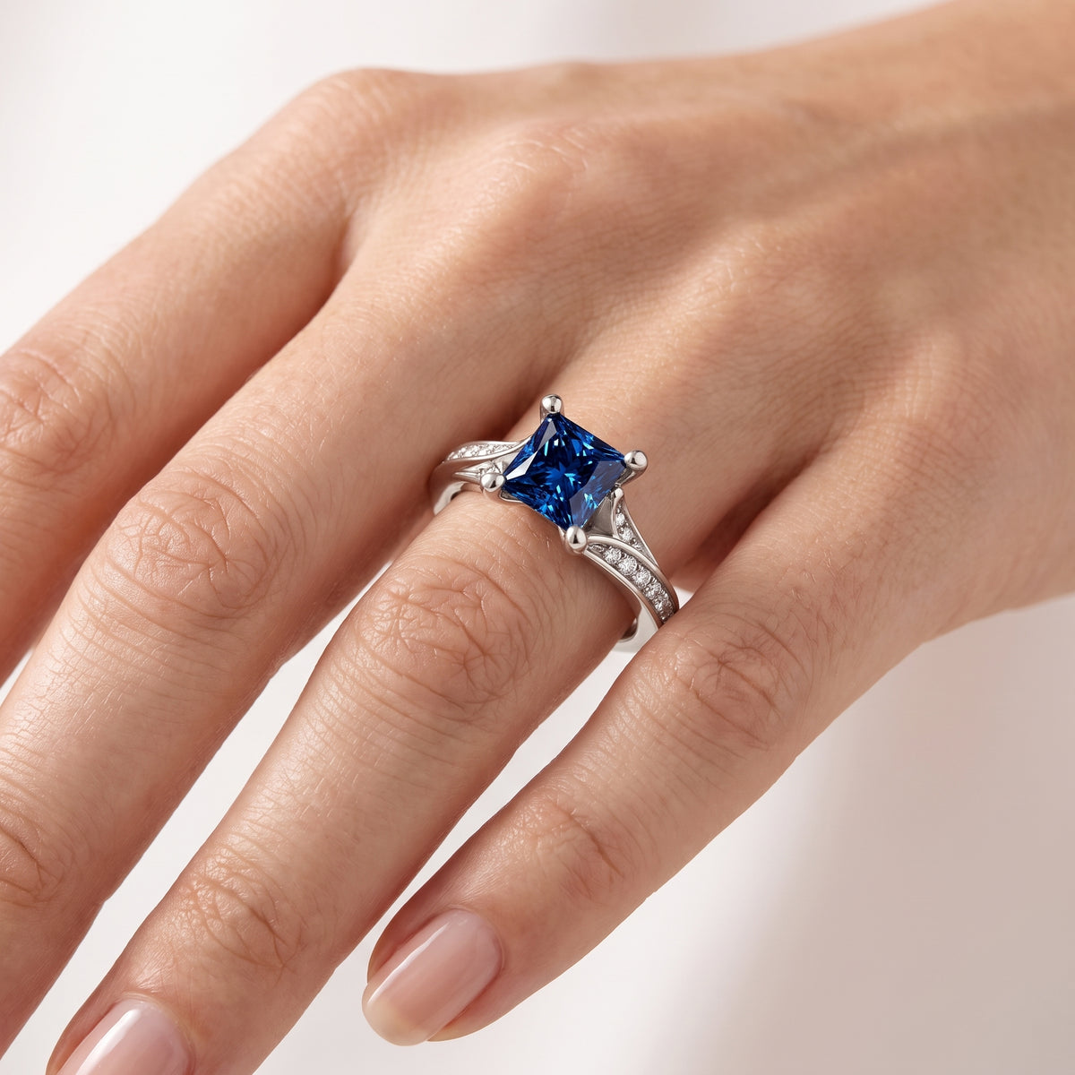 _lifestyle_image@SKU:RG027-NCSP0100000PL #metal_platinum+origin_lab-created