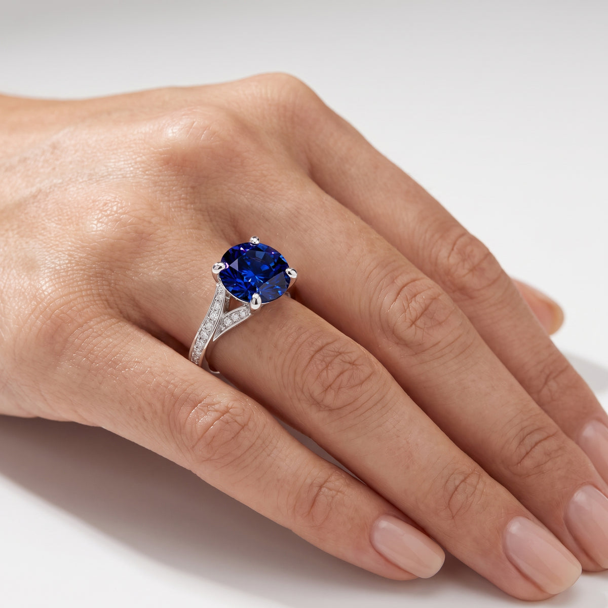 _lifestyle_image@SKU:RG027-NCSR0300000PL #metal_platinum+origin_lab-created