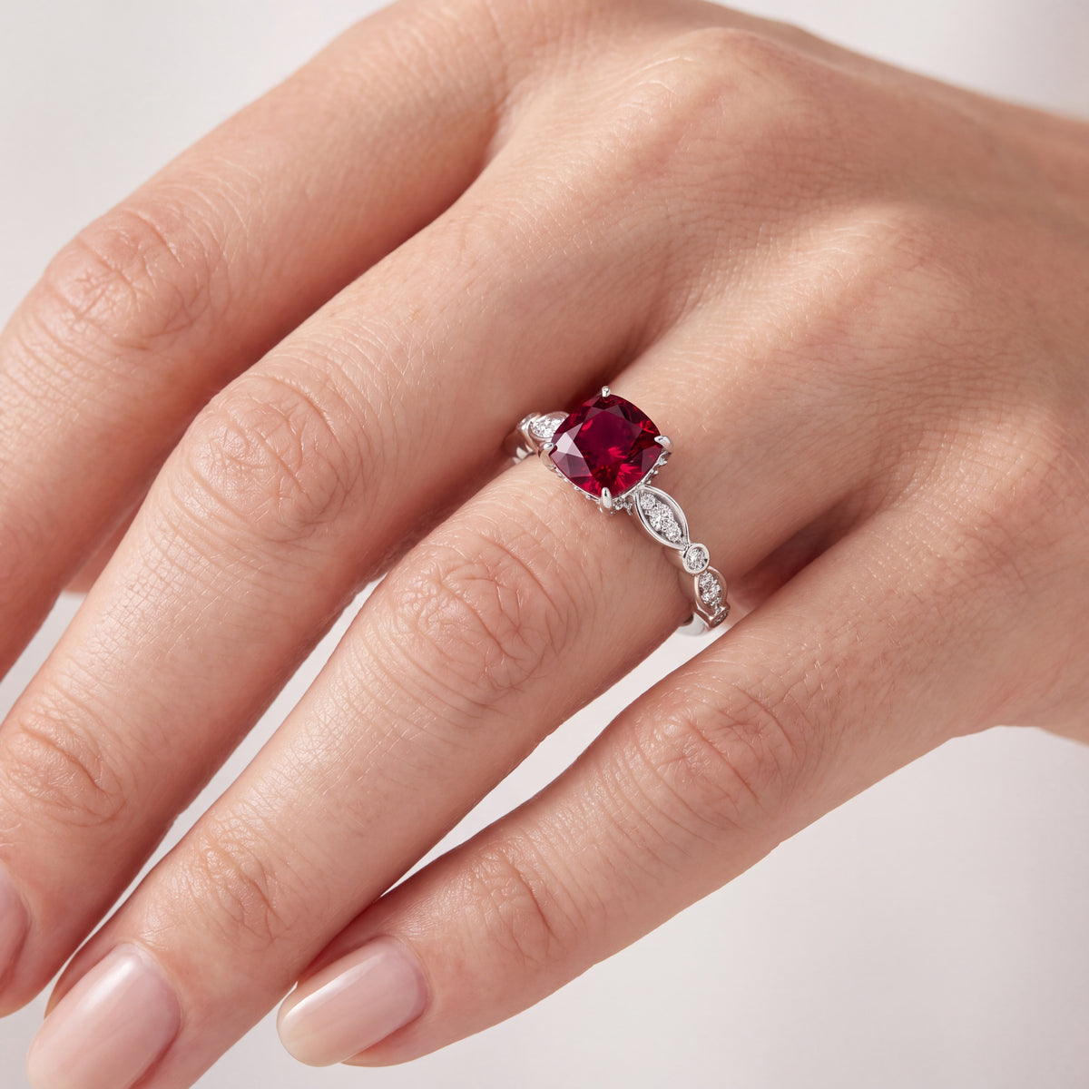 _lifestyle_image@SKU:RG055-LCRC01000004W #metal_10k-white-gold+origin_lab-created